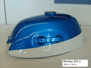 Honda Monkey Z50A in PB3C-C candy saphire blue NH-24 ceramic white RH-Lacke Lackiererei Motorradlackierung