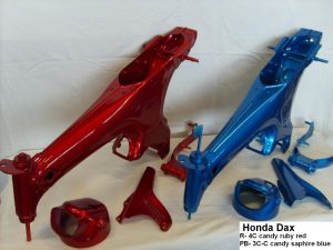 Honda DAX in R4C candy ruby red PB3C-C candy saphire blue RH-Lacke Lackiererei Motorradlackierung